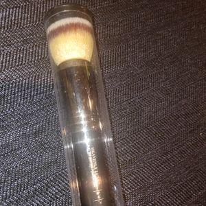 It Cosmetics  Heavenly Luxe Flat Top Buffing Found